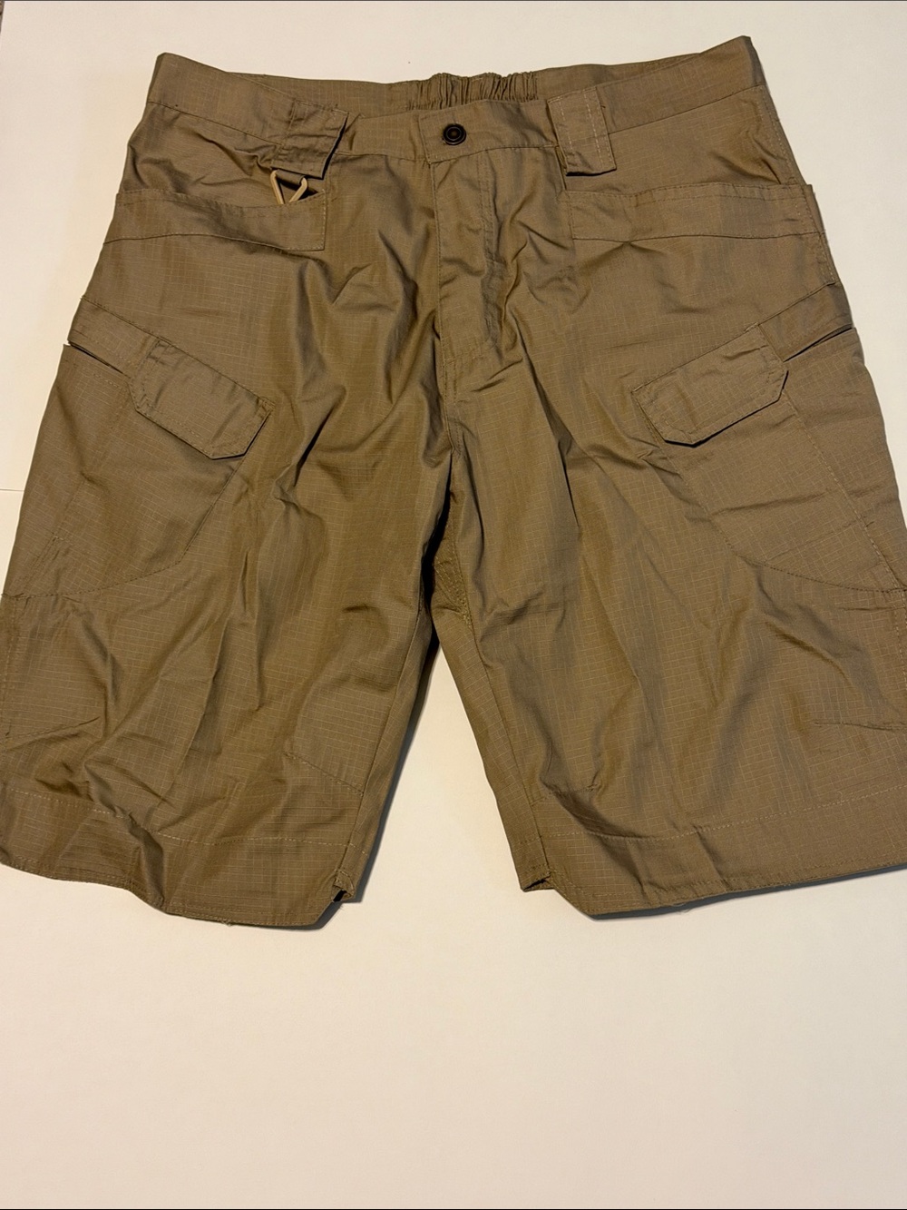 Men’s cargo shorts. Khaki. XL
Partial elastic on waistband